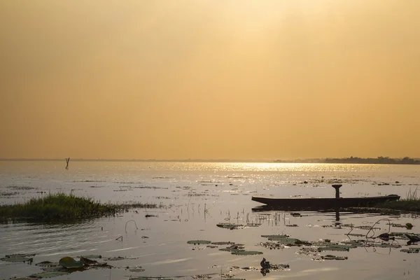 Barche ormeggiate nel lago . — Foto Stock