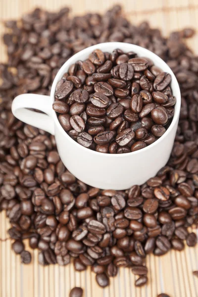 Kahve fincan kahve çekirdekleri — Stok fotoğraf