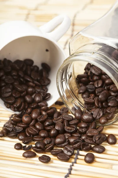 Granos de café en un frasco . —  Fotos de Stock