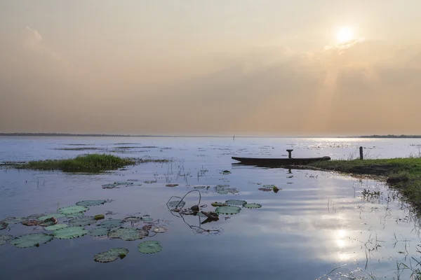 Barcos amarrados en el lago . — Foto de Stock