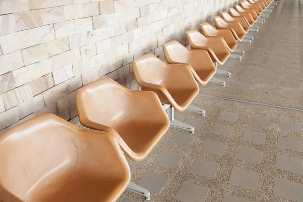 Pomarańczowe krzesło z tworzywa sztucznego — Zdjęcie stockowe