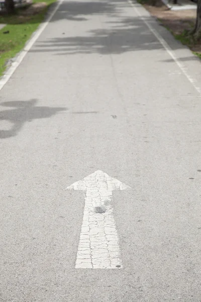 Directional arrow on the road. — Stock Photo, Image