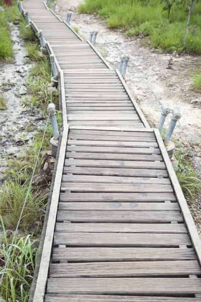 Pont de passerelle vers la montagne — Photo