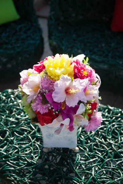 Vaas met bloemen op tafel — Stockfoto