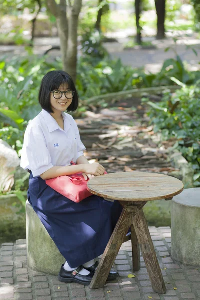 Étudiant assis sur le banc . — Photo