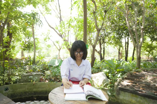 Mädchen lesen und Hausaufgaben. — Stockfoto