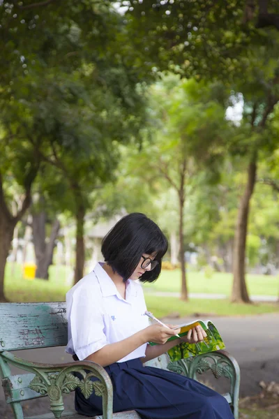 坐着看书的女孩. — 图库照片