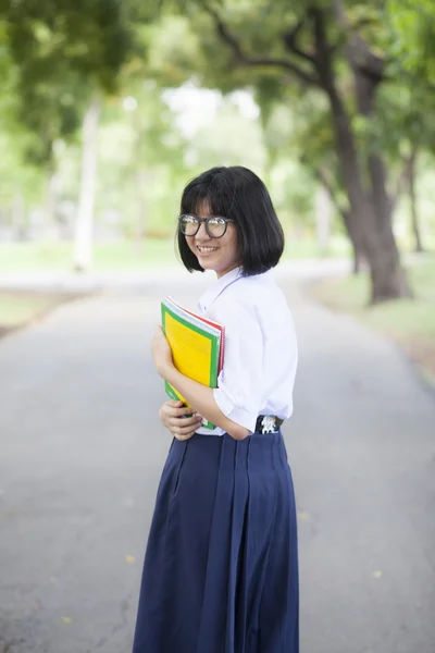 Schülerin steht mit einem Buch in der Hand. — Stockfoto