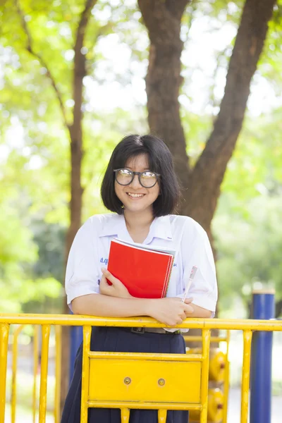 Estudante carregando livros — Fotografia de Stock