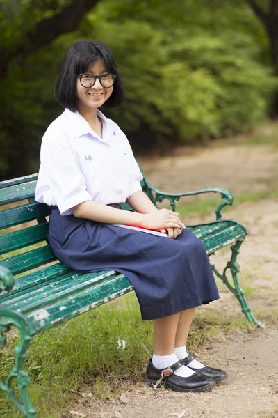 女学生。坐在板凳上 — 图库照片