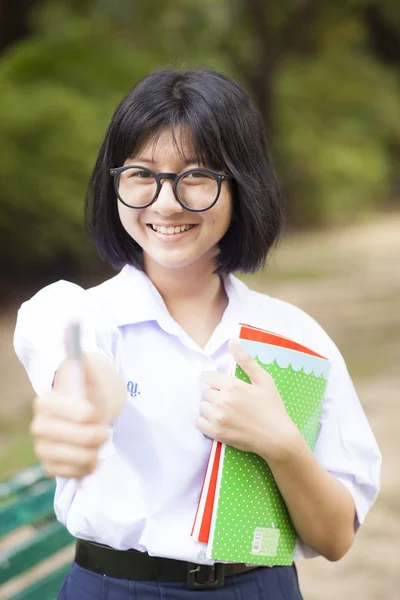 Kız öğrenci. Gülümseyen ve bir kitap — Stok fotoğraf