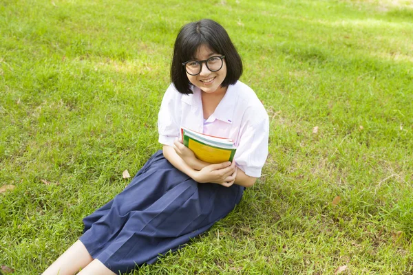 Μαθήτρια κρατώντας βιβλία και χαμογελαστός. — Φωτογραφία Αρχείου