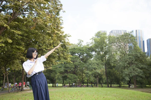 木の部分に少女が立っていた. — ストック写真