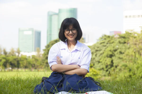 Fille assise et souriante — Photo