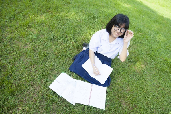 Meisje lezen op het gazon. — Stockfoto