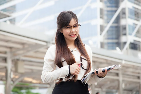 Mujer de negocios sonriendo un feliz . — Foto de Stock