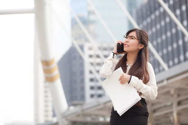 Mujer de negocios asiática hablando teléfono inteligente . — Foto de Stock