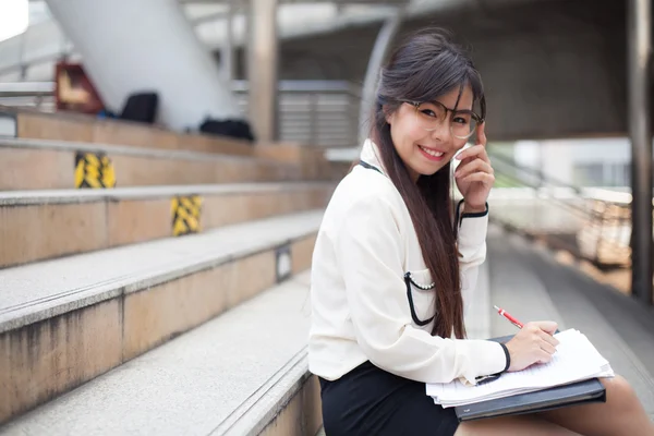 Feliz y relajante mujer de negocios . — Foto de Stock