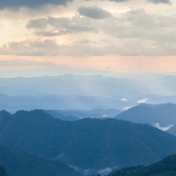 Sis ile kaplı dağları — Stok fotoğraf