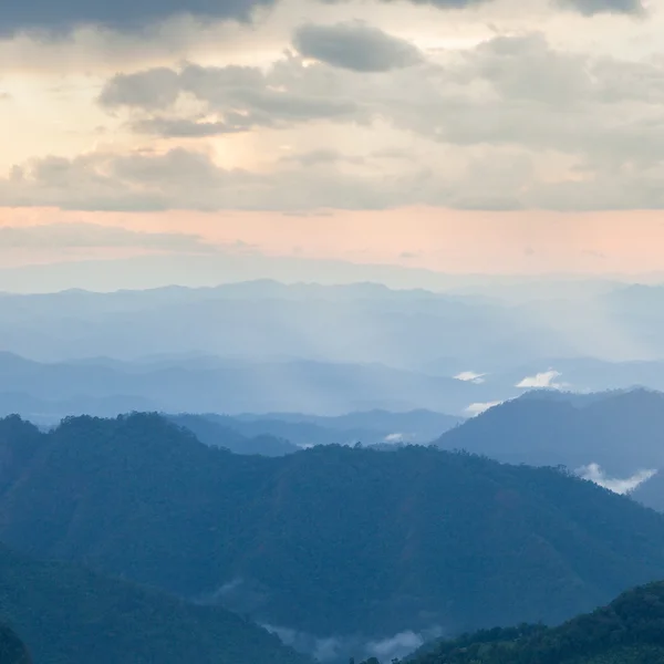 Montañas cubiertas de niebla —  Fotos de Stock