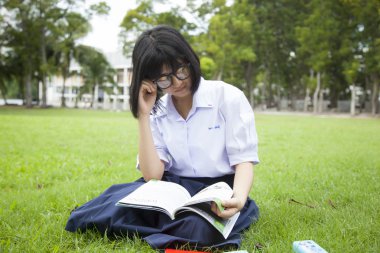 Kız öğrenci okuyor.