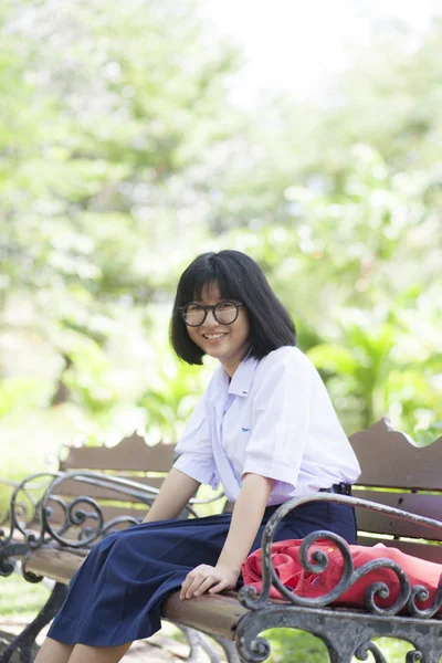 Fille assise sur le banc. — Photo