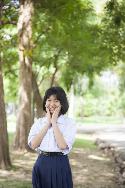 Chica sonrisa y relajarse — Foto de Stock