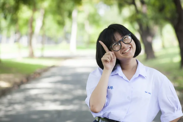 女孩微笑和放松 — 图库照片