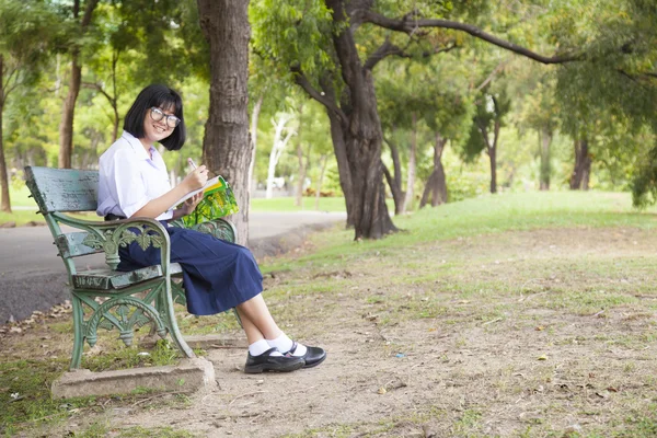 Mädchen sitzt und liest ein Buch. — Stockfoto