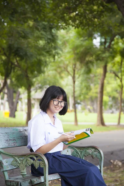 Mädchen sitzt und liest ein Buch. — Stockfoto