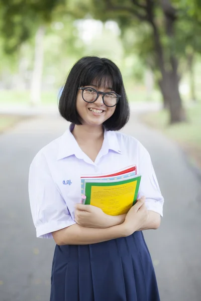 Schülerin steht mit einem Buch in der Hand. — Stockfoto