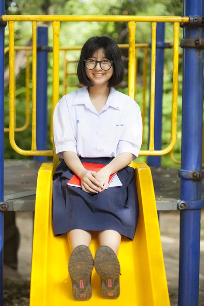 Stående skolflicka leende en glad. — Stockfoto