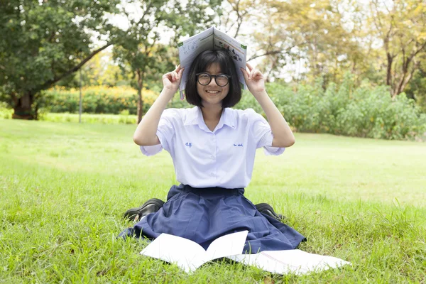 Mädchen ist glücklich und entspannt. — Stockfoto