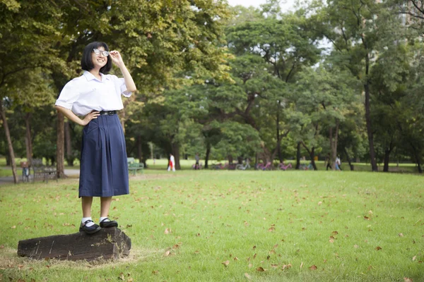 Mädchen steht auf Baumstamm. — Stockfoto