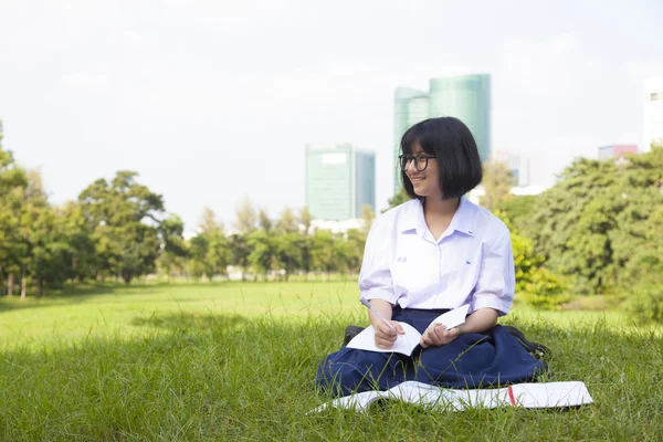 Chica estaba leyendo un feliz . — Foto de Stock