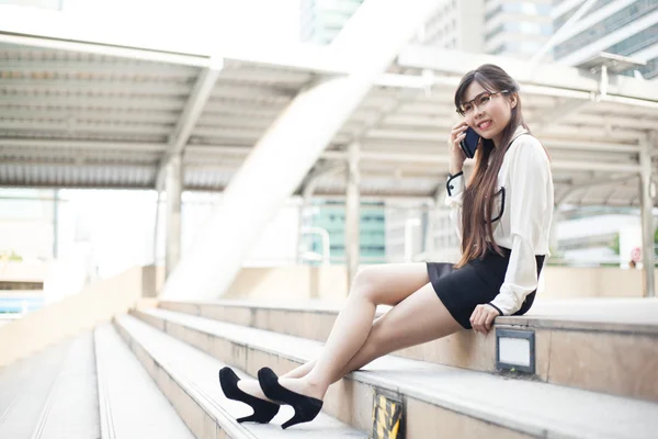 Mujer de negocios hablando por teléfono . —  Fotos de Stock