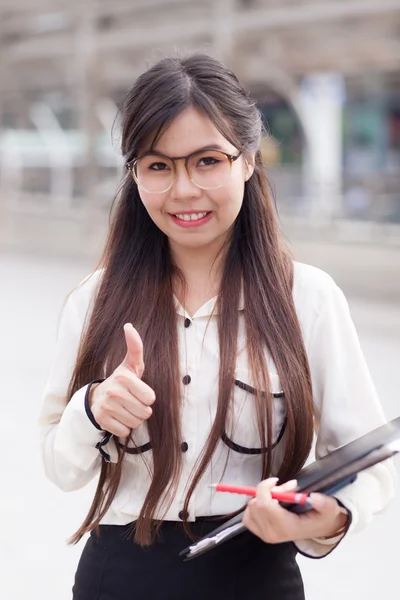 Feliz empresaria sostiene archivo de documento y papel . — Foto de Stock