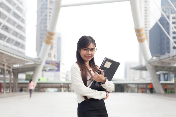 Happly asiatiska affärskvinna håller papper. — Stockfoto