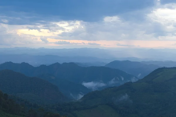 Mit Nebel bedeckte Berge — Stockfoto