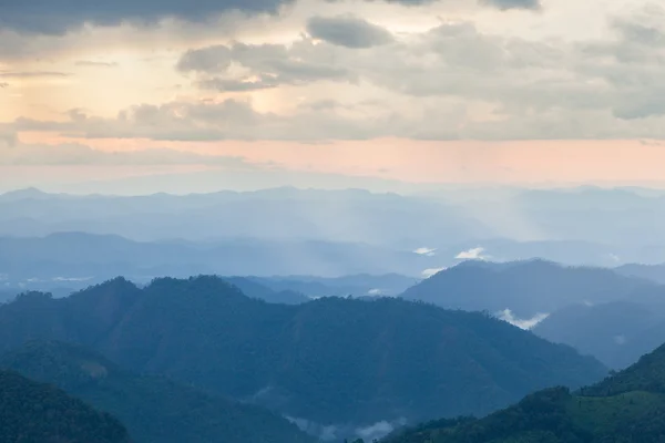 Montagnes couvertes de brouillard — Photo