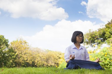 Liseli kız meditasyon.