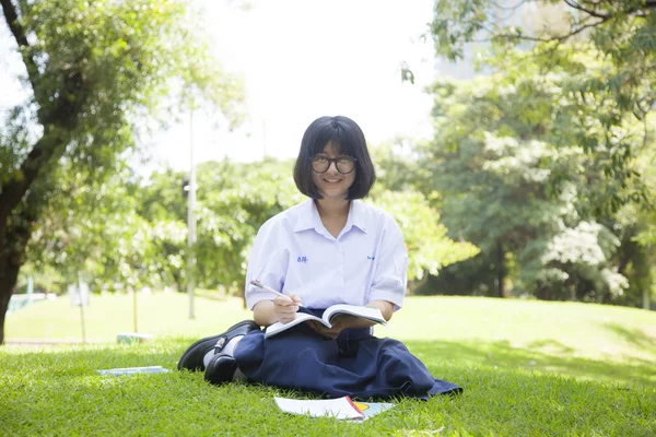 女孩坐在做作业和读书. — 图库照片