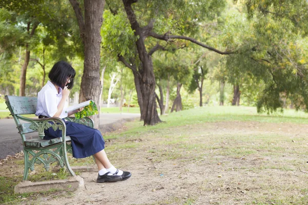 Girl sitting and reading a book. — Stock Photo, Image