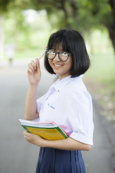 Schülerin steht mit einem Buch in der Hand. — Stockfoto