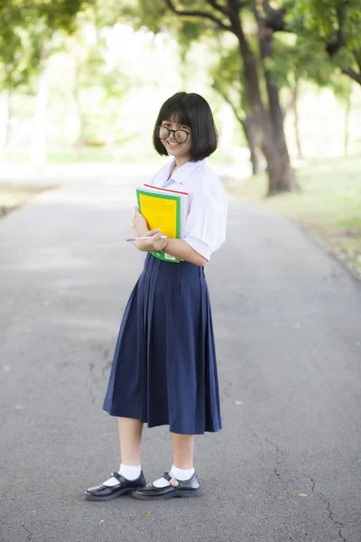 Schülerin steht mit einem Buch in der Hand. — Stockfoto