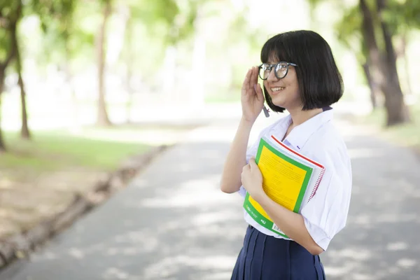 Écolière debout tenant un livre . — Photo