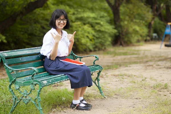 Colegiala. Sentado en el banco — Foto de Stock