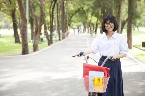 女学生。站在按住这辆自行车在街上 — 图库照片