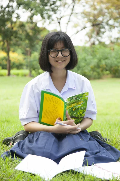 Mädchen hält ein Buch und lächelt. — Stockfoto