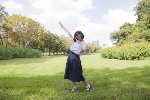 女孩带着滑稽的表情 — 图库照片